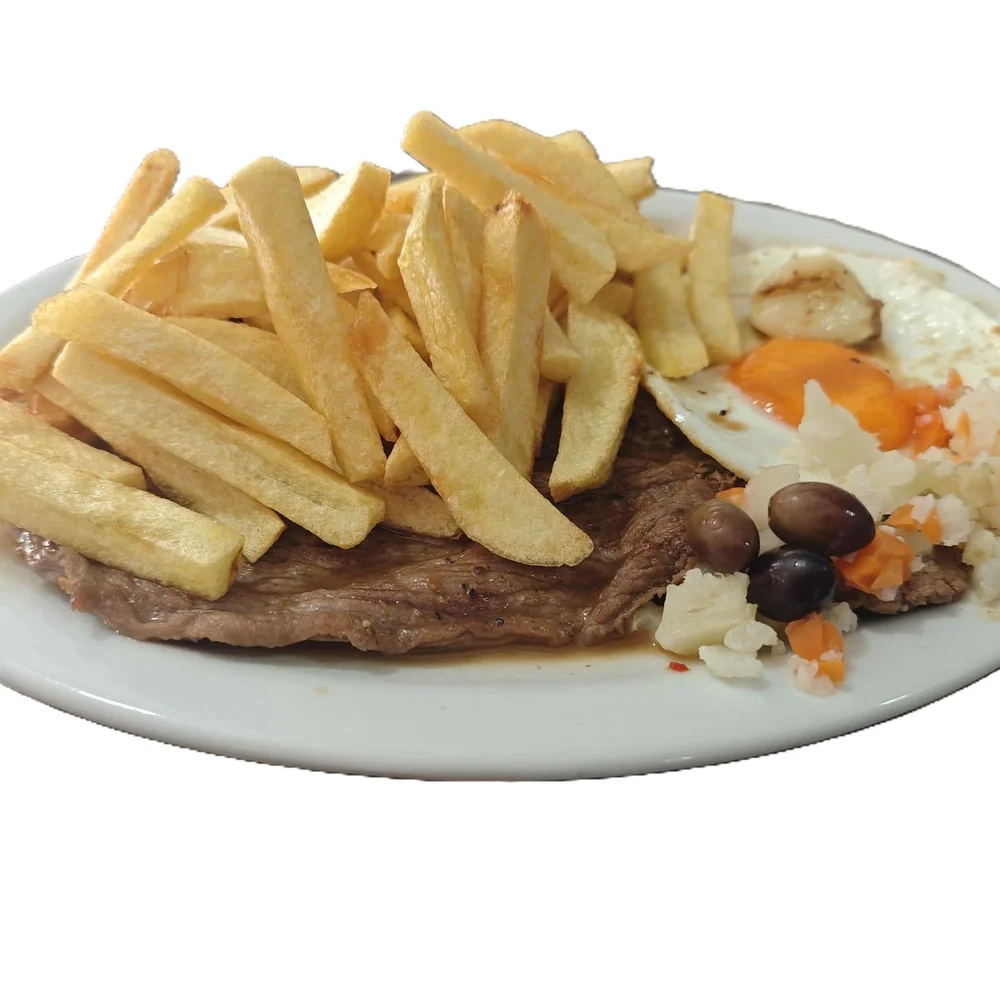 Bitoque à Tasca do No Largo Há Tasca com bife, batata frita, ovo a cavalo e legumes em pickle
