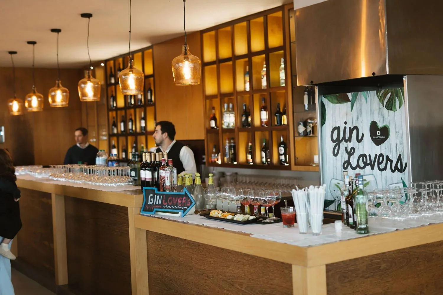 Bar Gin Lovers do Paraíso Douro preparado para evento com garrafas e cocktails