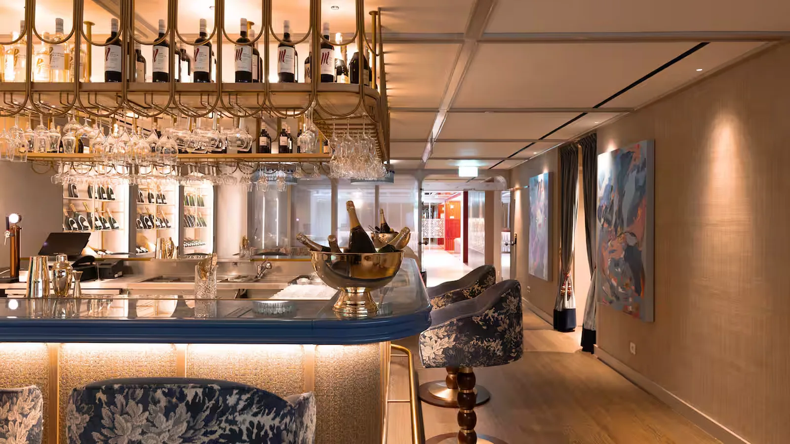Bar do Ardea no Legacy Hotel Cascais com garrafas suspensas em estrutura dourada e balde de champanhe