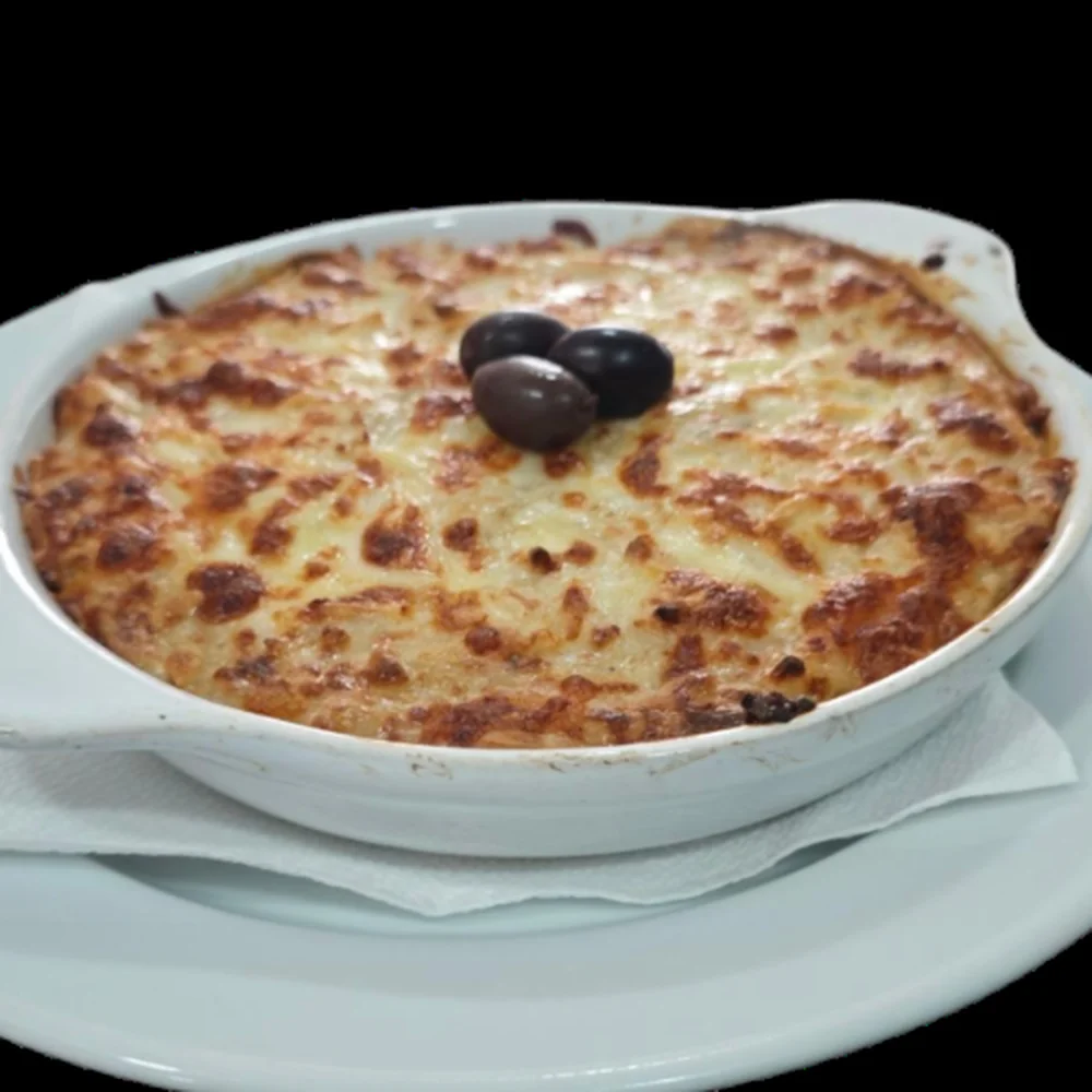 Bacalhau com natas do No Largo Há Tasca gratinado em travessa de barro com azeitonas