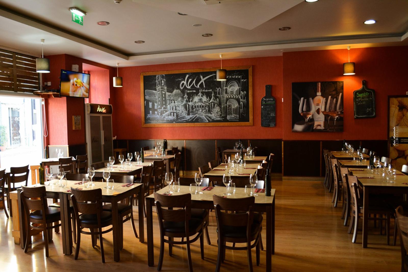 Sala do Dux Taberna Urbana em Coimbra com mural a giz e mesas postas
