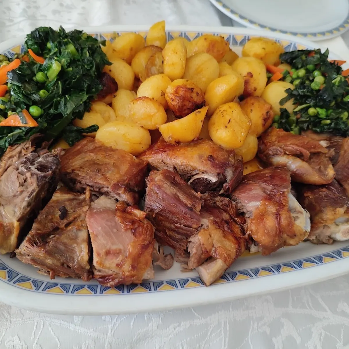 Cordeirinho assado no forno com batata, couve e legumes no O Paraíso, Lamego