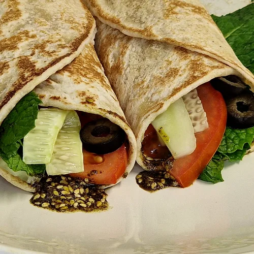 Mezze e wraps servidos à mesa no Zaataria em Lisboa