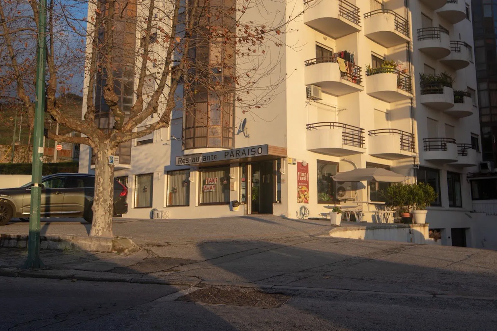 Restaurante O Paraíso em Lamego ao fim da tarde, com cartaz de take-away