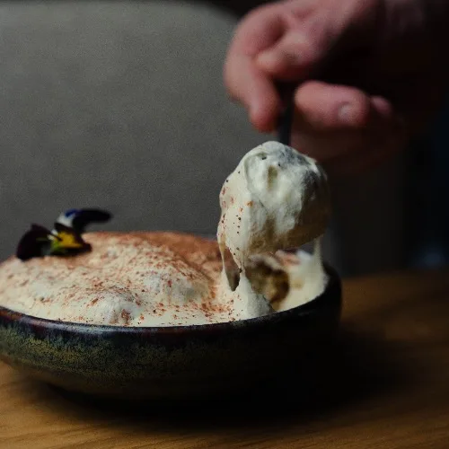 Pudim Abade de Priscos com gelado na Taberna da Fonte