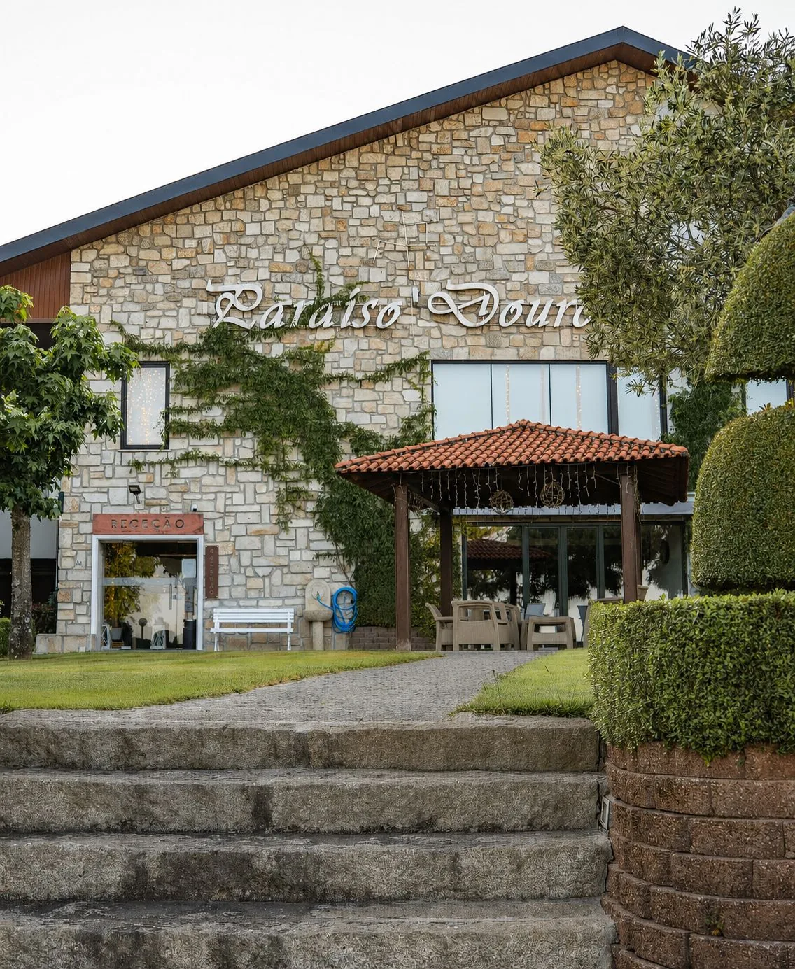 Fachada em pedra do Paraíso Douro com entrada e jardins tratados em Lamego