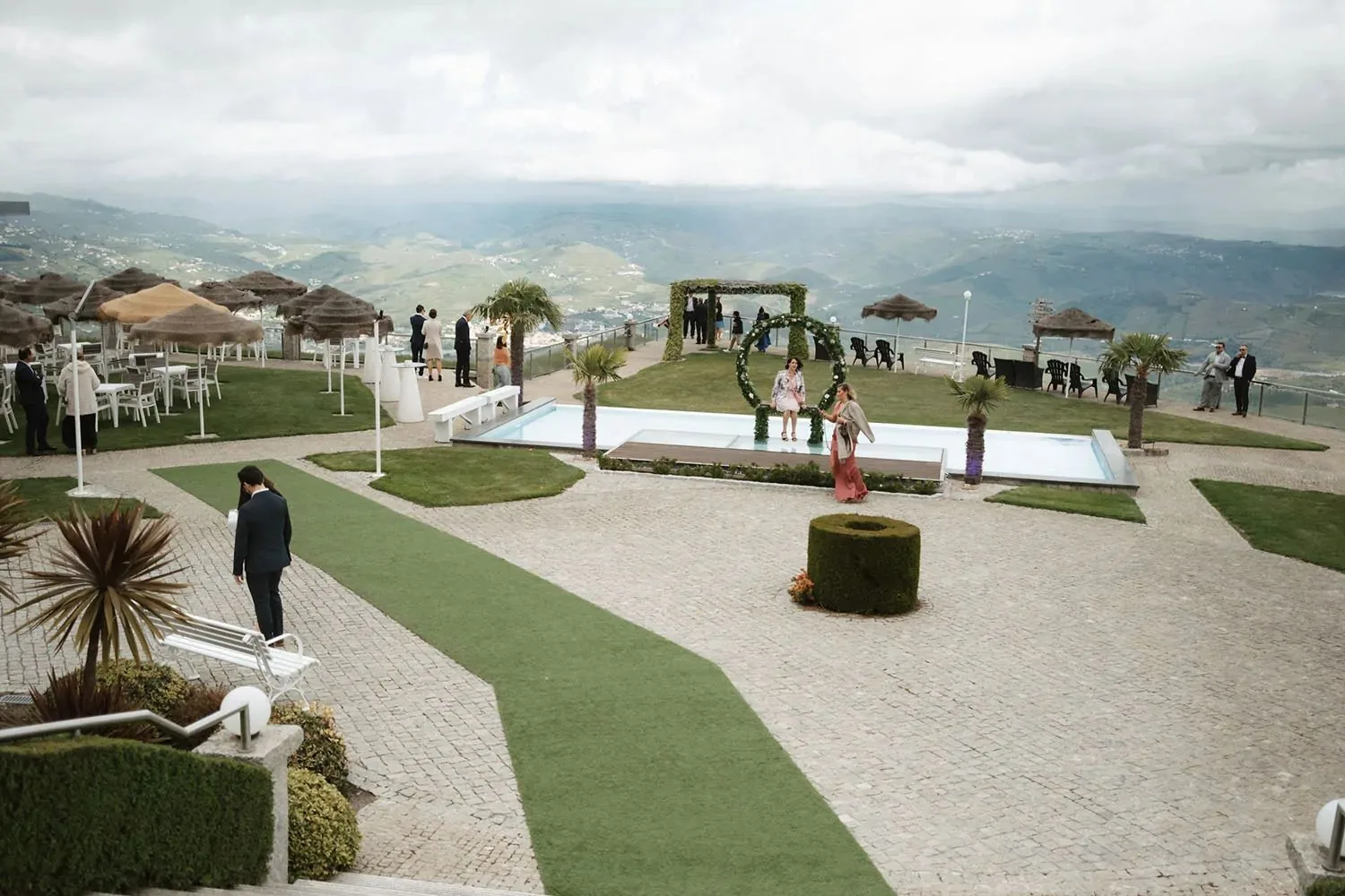 Jardins do Paraíso Douro preparados para cerimónia de casamento com vista para o Douro