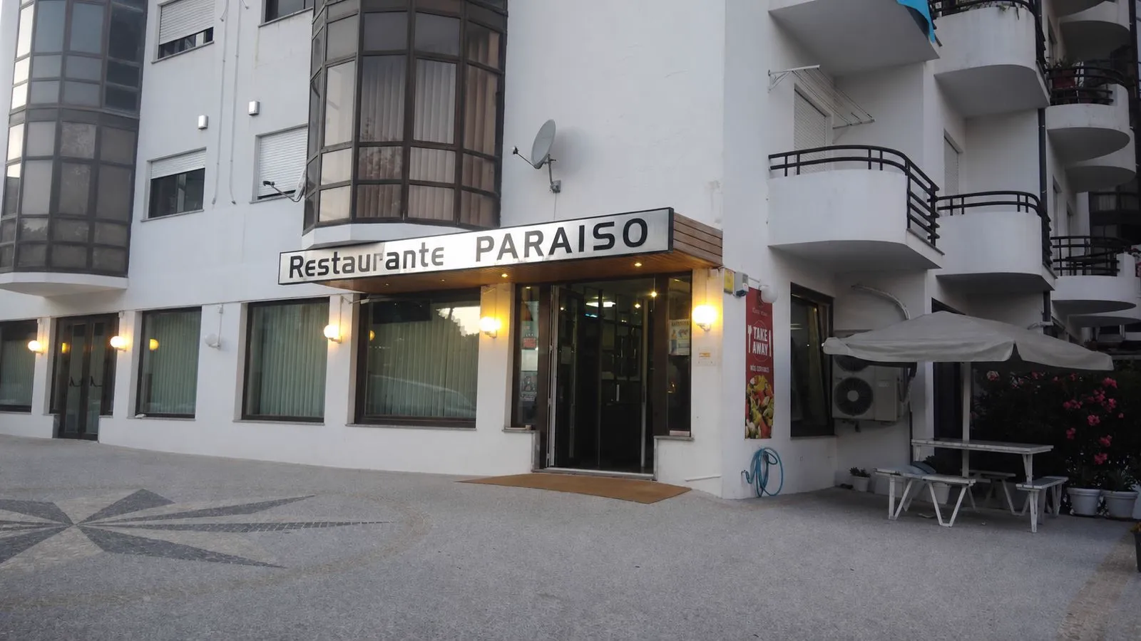 Fachada do Restaurante O Paraíso em Lamego com letreiro e esplanada
