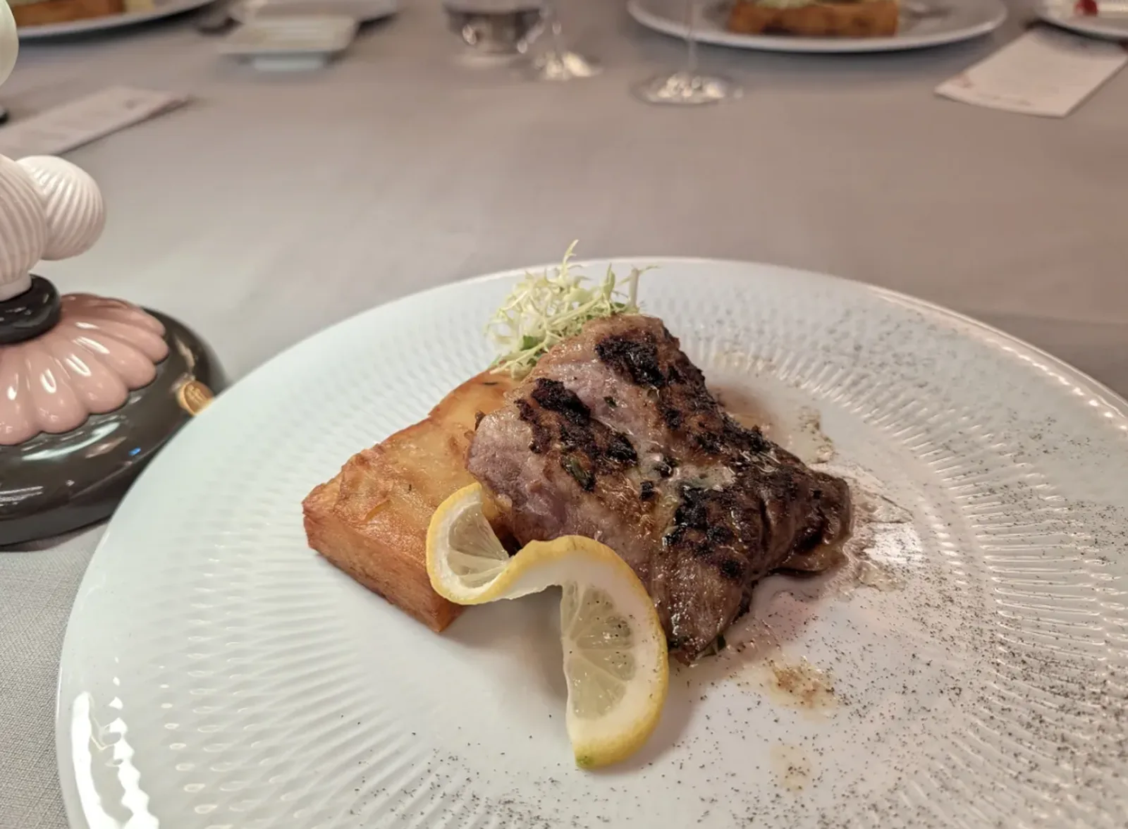 Prato de carne grelhada com batata e limão servido no restaurante Ardea em Cascais