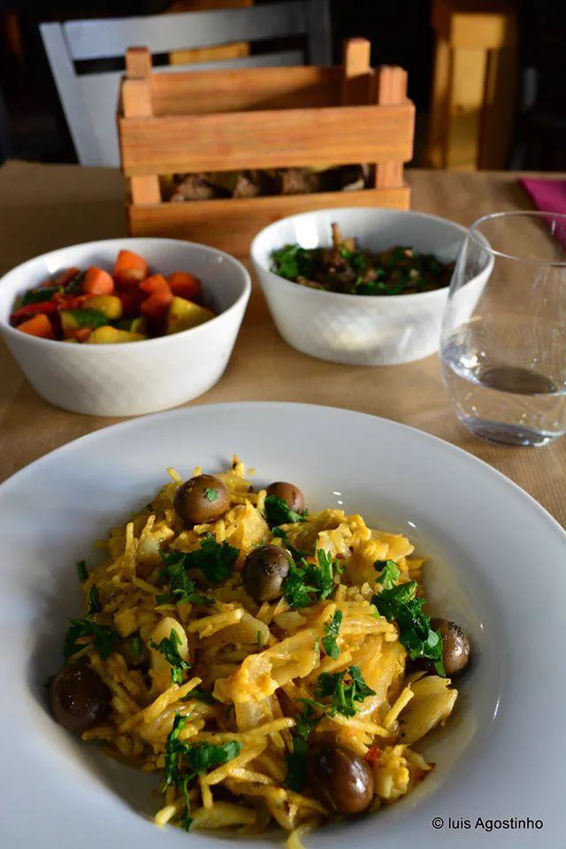 Bacalhau à Brás servido no Dux Taberna Urbana em Coimbra