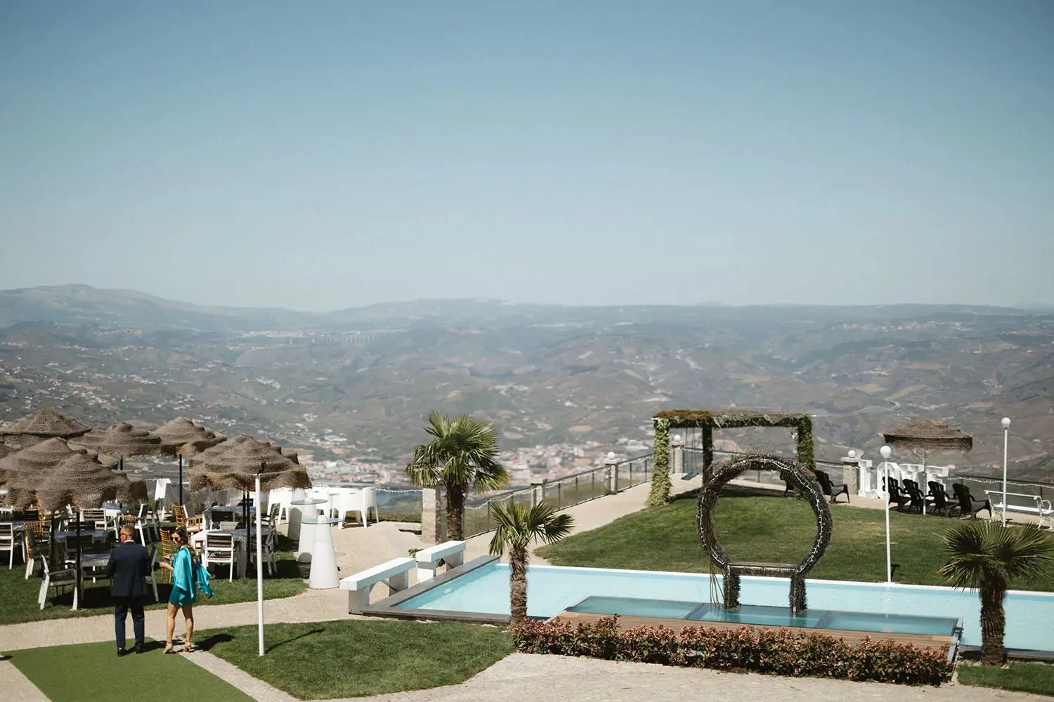 Piscina e terraço do Paraíso Douro com vista panorâmica para o Douro em dia de casamento