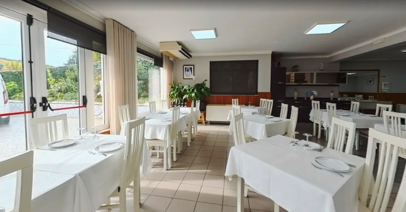 Segunda sala do O Paraíso em Lamego, envidraçada e com luz natural