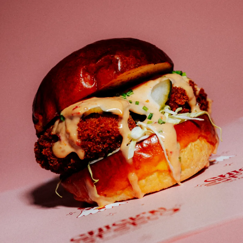 Sanduíche Asiático do Chick'n Esperto: frango panado crocante, molho picante, couve e pickles em pão brioche