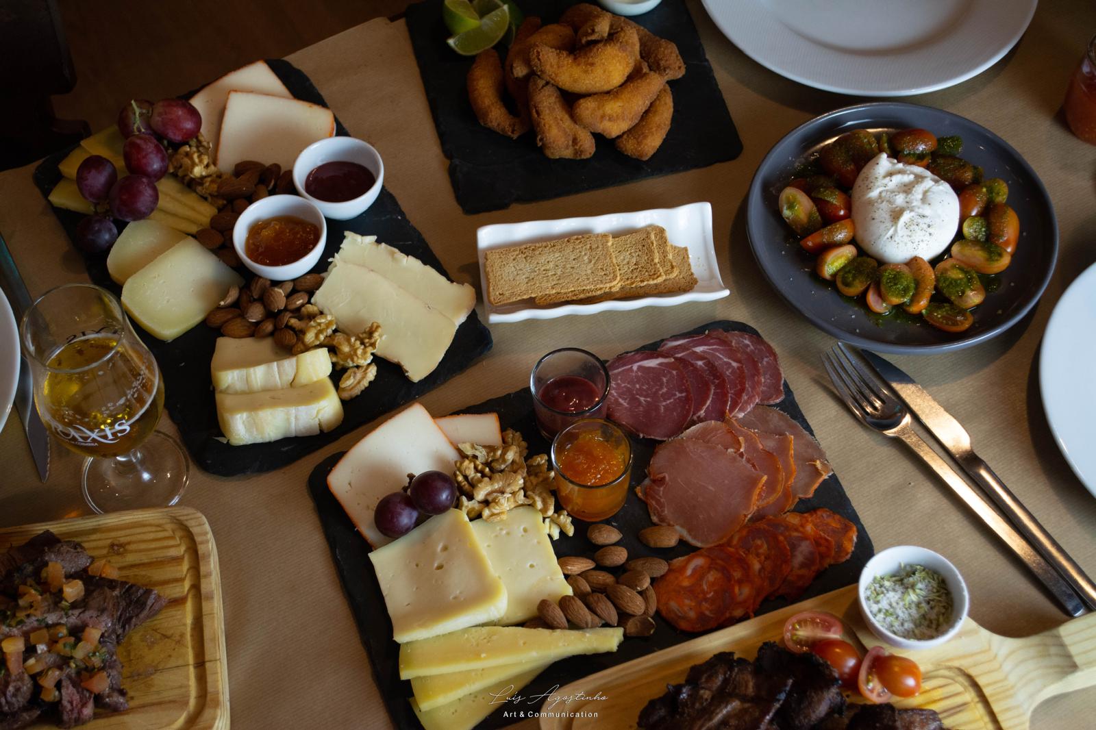 Tábuas de queijos e enchidos portugueses no Dux Taberna Urbana