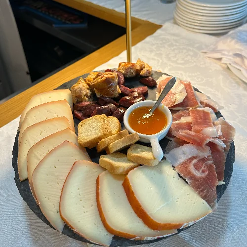 Tapa à Paraíso com queijo Serra da Estrela, presunto, enchidos e mel no Paraíso Douro