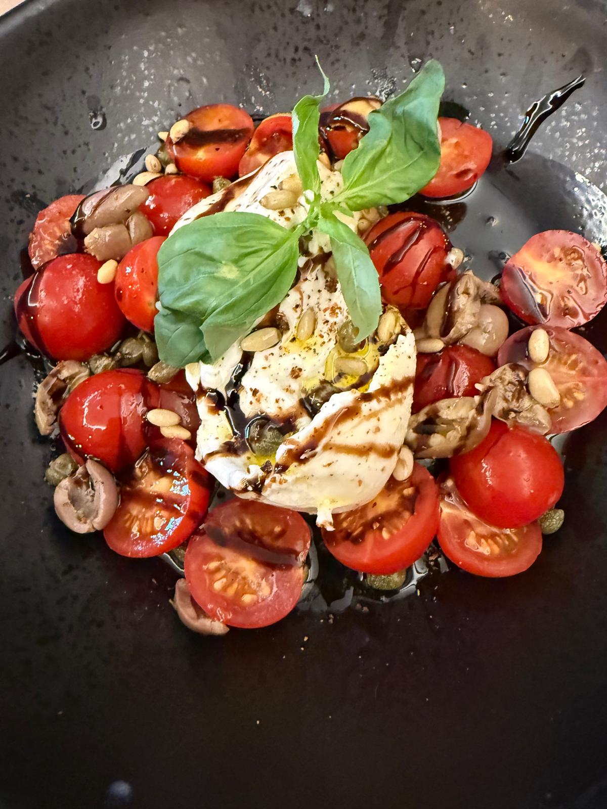 Burrata com tomate cherry, azeitonas e manjericão no Dux Taberna Urbana