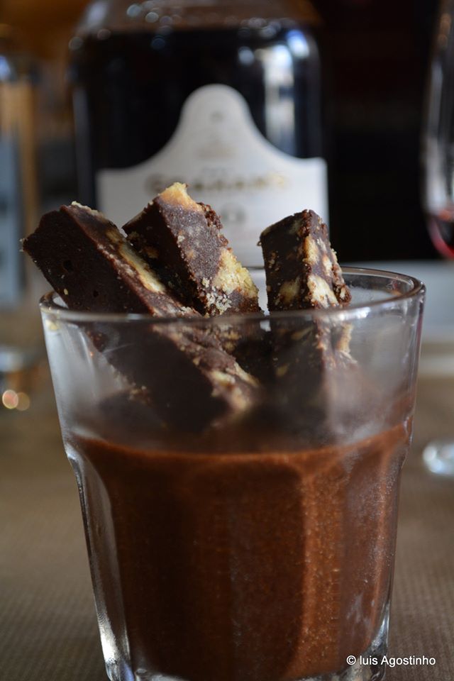 Mousse de chocolate do Dux Taberna Urbana servida em copo com bocados de bolacha