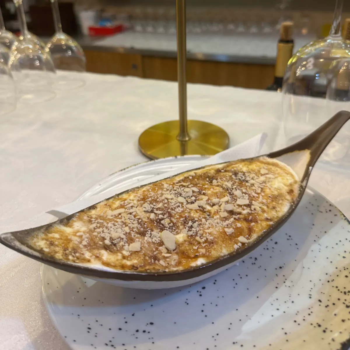 Crepe à Paraíso gratinado com amêndoa laminada