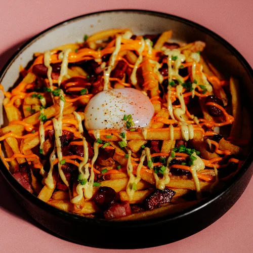 Ovos de Ouro do Chick'n Esperto — batatas com bacon, molho e ovo