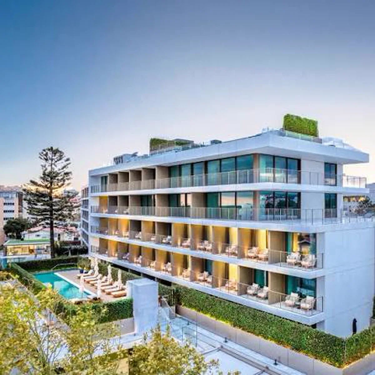 Fachada do Legacy Hotel Cascais, Curio Collection by Hilton, com piscina e varandas