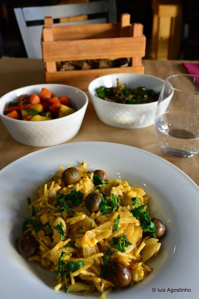 Bacalhau à Brás com azeitonas e salada no Dux Taberna Urbana em Coimbra