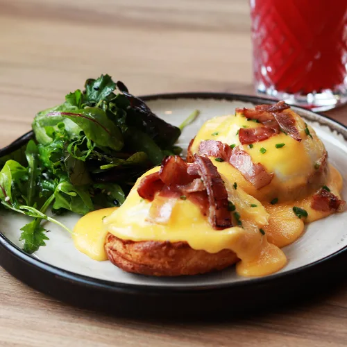 Ovos Benedict servidos no Legumes & Outros Vícios em Coimbra