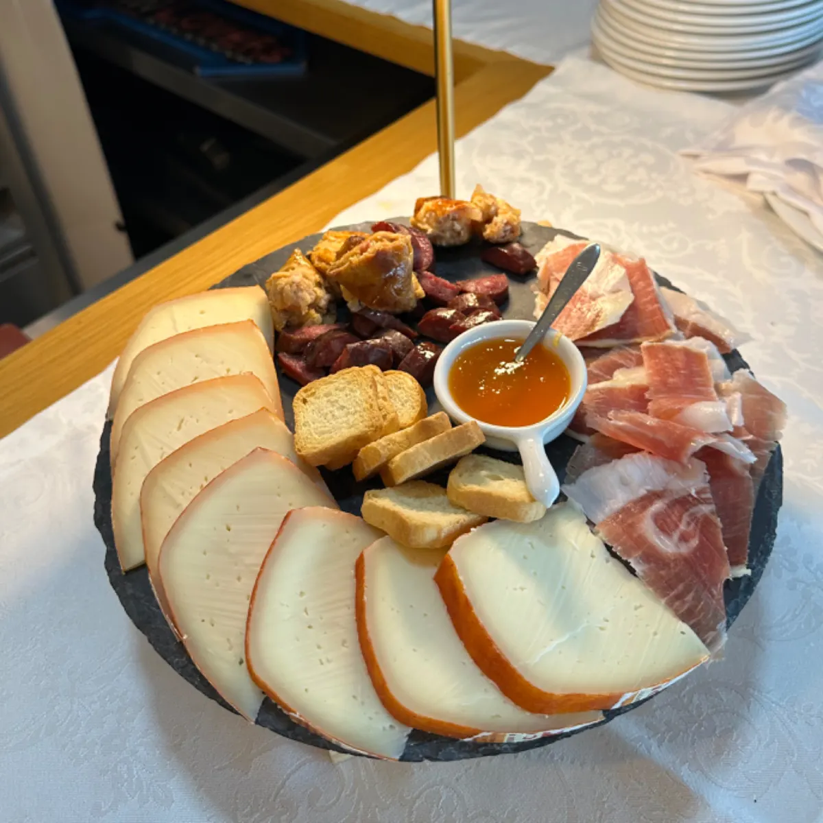 Tapa Especial à Paraíso com queijo, presunto, chouriço e torradas