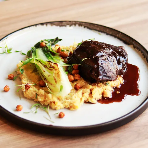 Bochecha de novilho a baixa temperatura com demi-glace de legumes no Legumes & outros Vícios