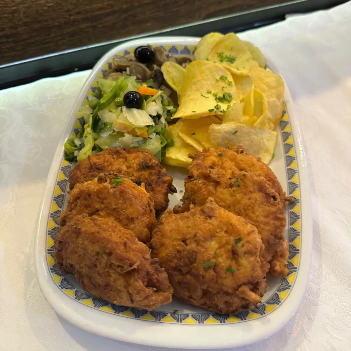 Pataniscas de cenoura com cogumelos salteados, salada e batata frita