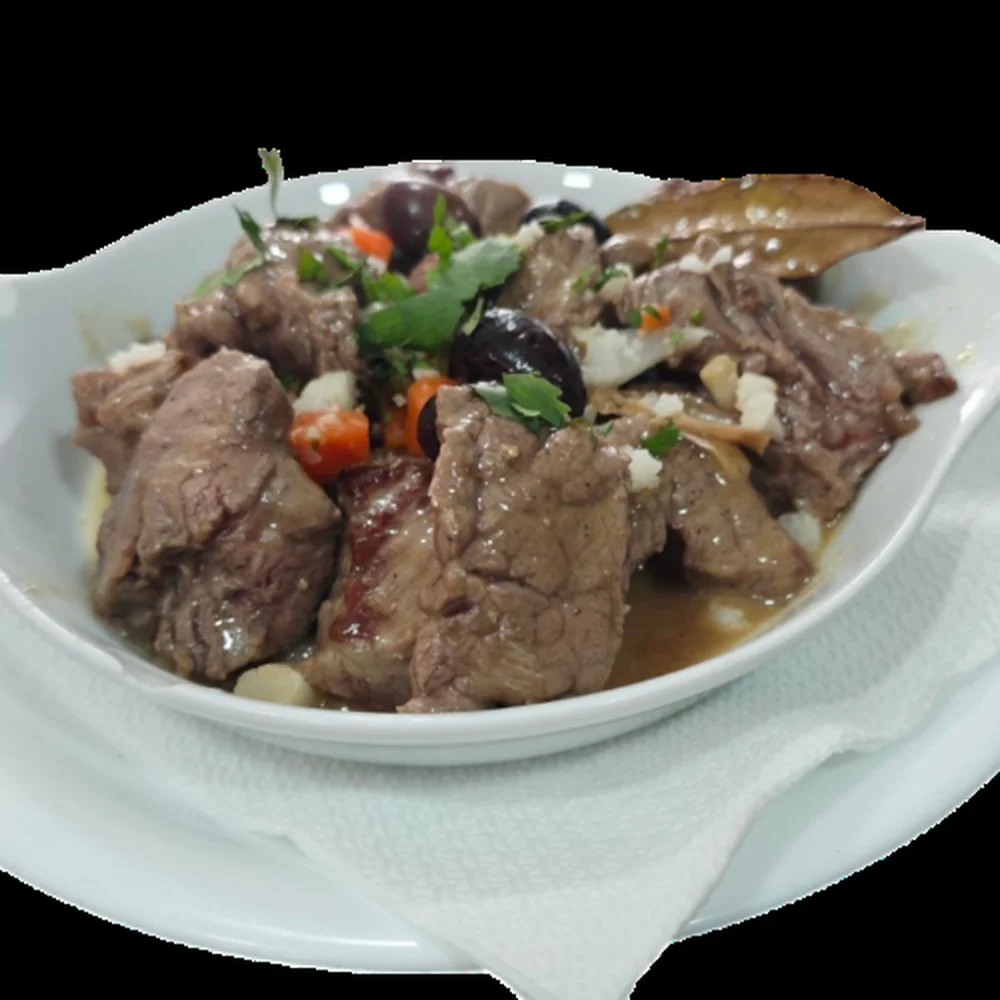 Pica-pau do No Largo Há Tasca: cubos de carne com azeitonas, pickles e molho