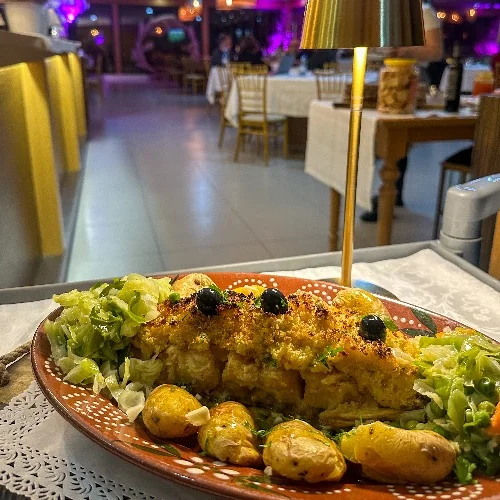 Bacalhau com broa gratinado com azeitonas e batata a murro no Paraíso Douro