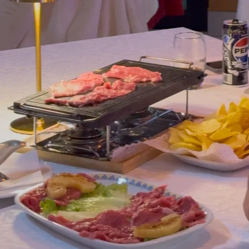 Real Bife na Pedra servido em pedra quente com carpaccio e batata frita no Paraíso Douro