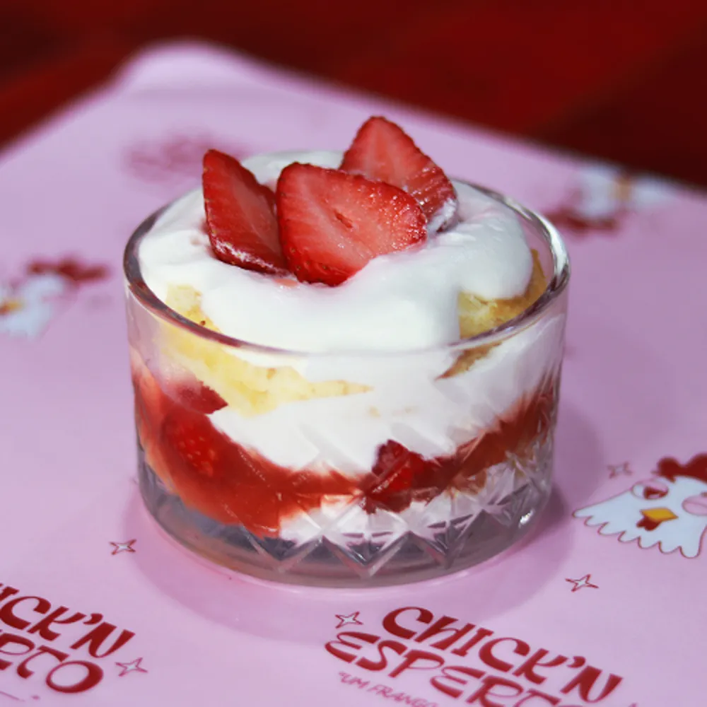 Sobremesa do Chick'n Esperto em copo: bolo, morangos frescos e chantilly