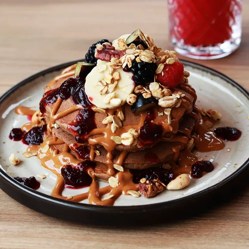 Panquecas LOV com granola, frutos vermelhos e manteiga de amendoim
